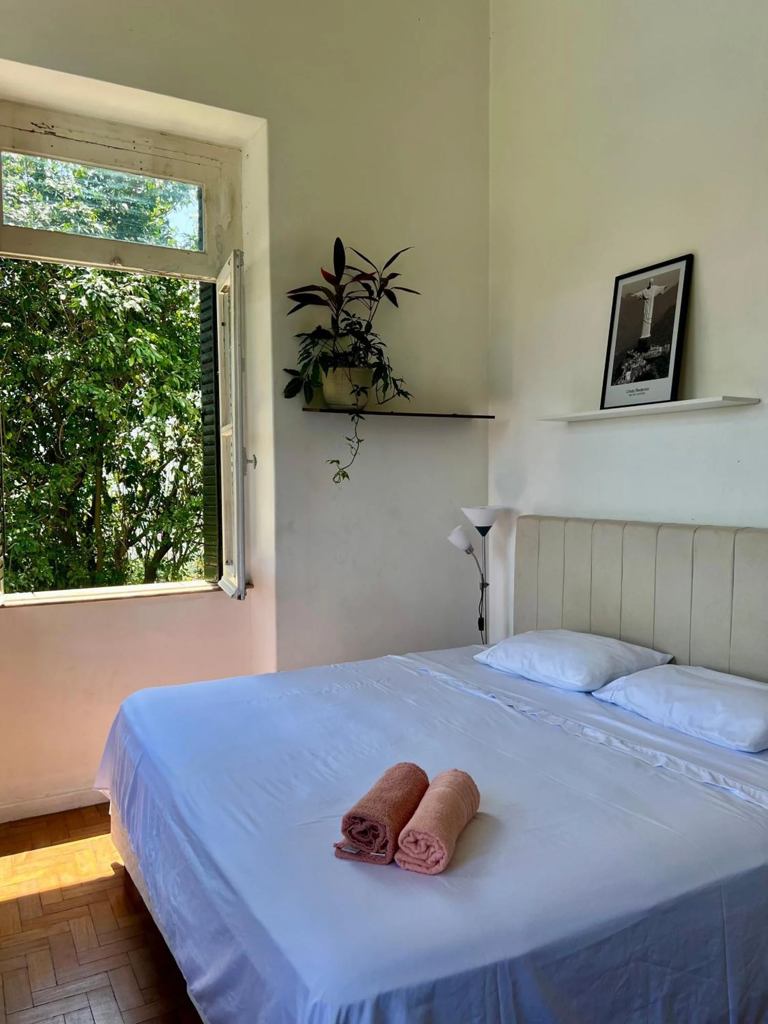A room opening onto greenery