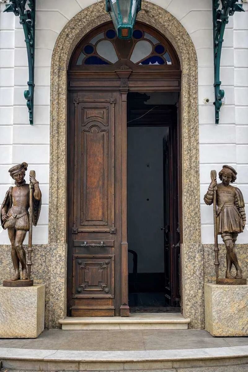 The carved doors, up close