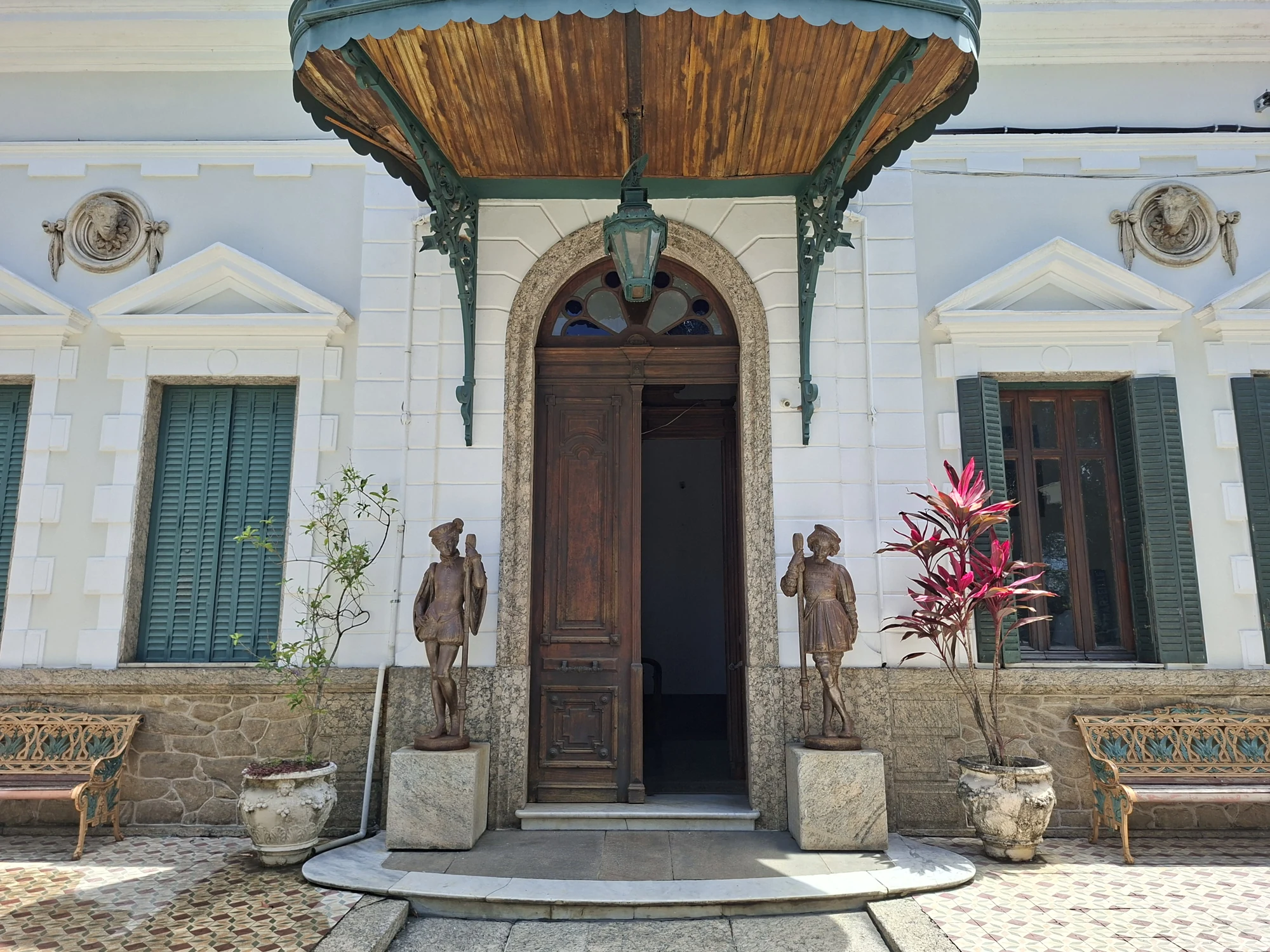 The Castelo’s grand doors