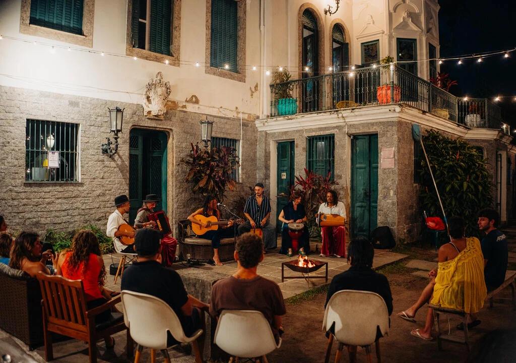 Brazilian music and travellers by the fire in front of the castle